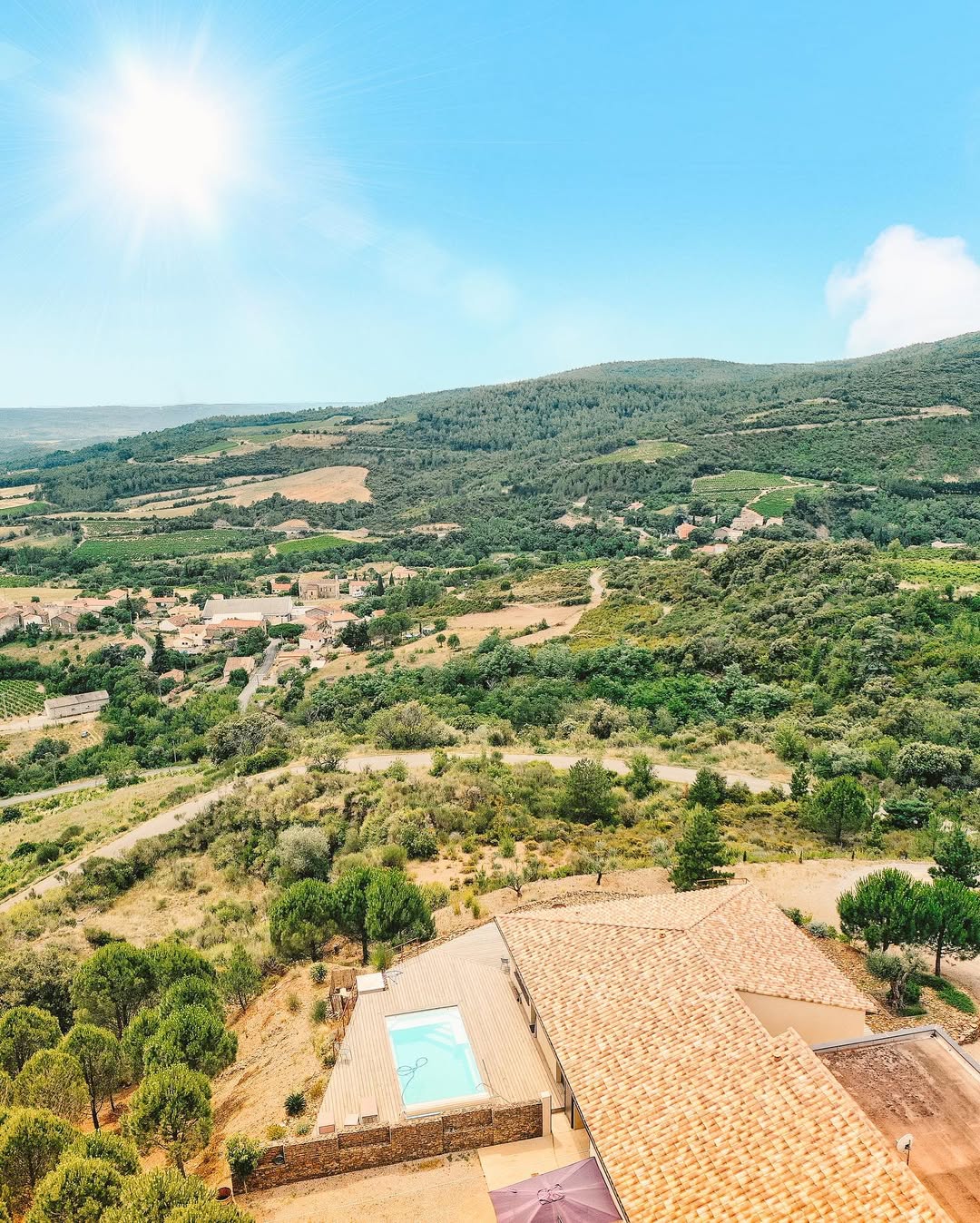 Ce qu'on voit depuis la terrasse du Domaine de Cambis : le paysage de Berlou, colline par colline